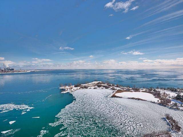 Real Waterfront amp ; Unobstructed View Of The Lake.