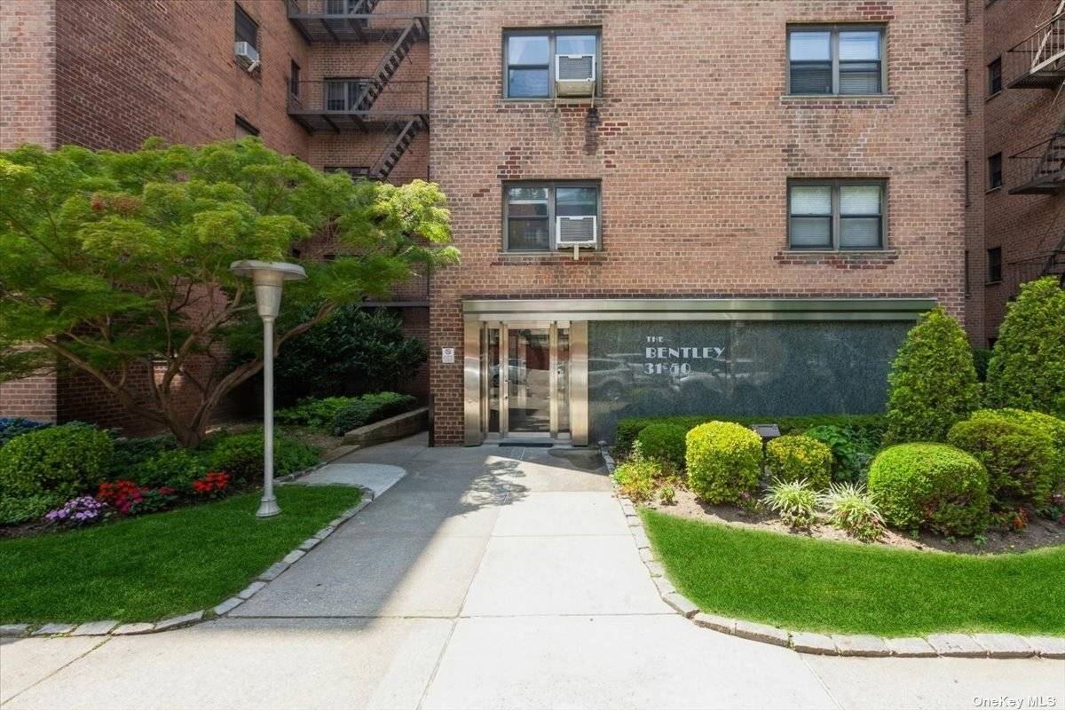 Bright, beautiful and spacious, this 1300 square foot 3 bed 2 bath unit with walk in closets, an expansive living room, an enviable eat in kitchen with stainless steel appliances, ...