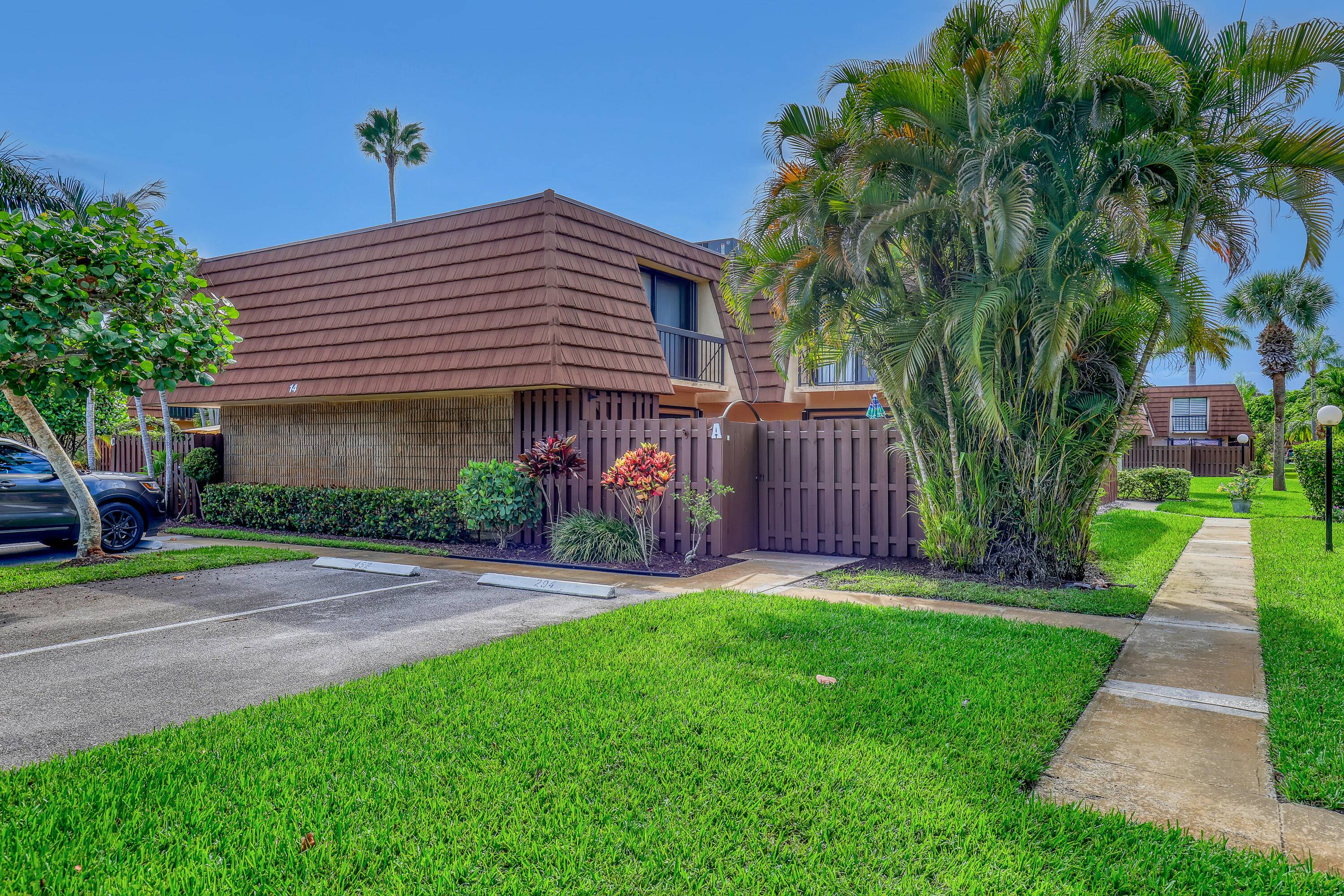 A spectacular opportunity to move into Jupiter Planation for under 400k !