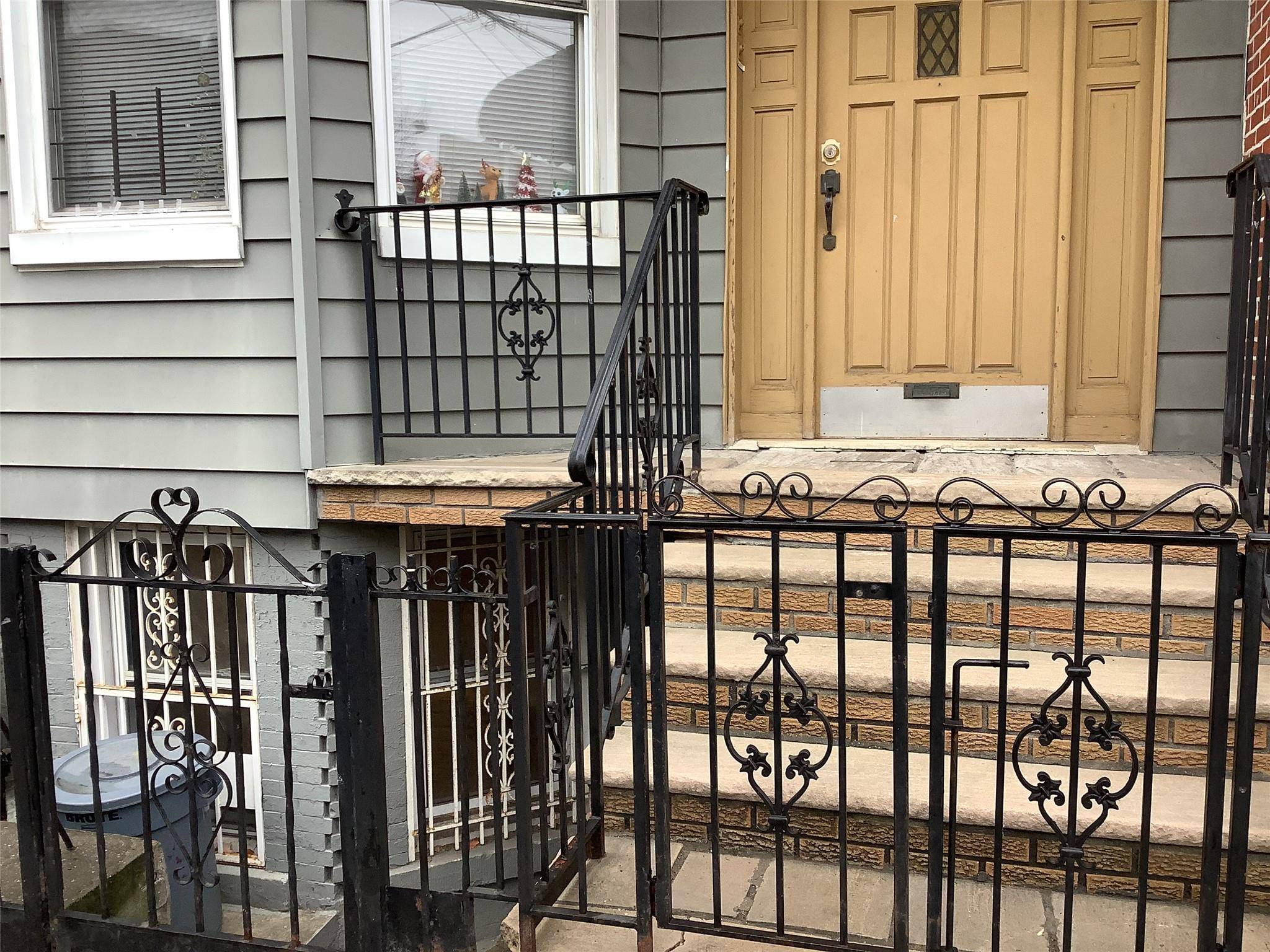 WELL MAINTAINED PROPERTY, FEATURES 5 BEDROOMS.