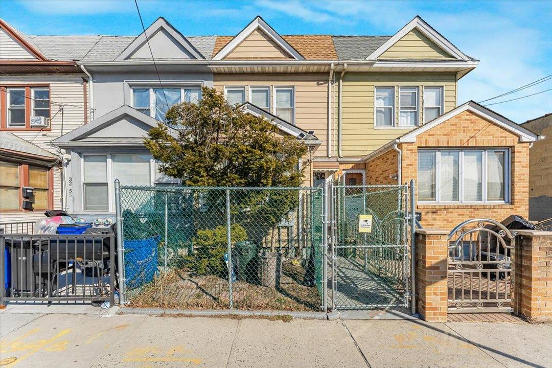 Discover this beautiful 3 bedrooms with 3 baths in the heart of Queens.