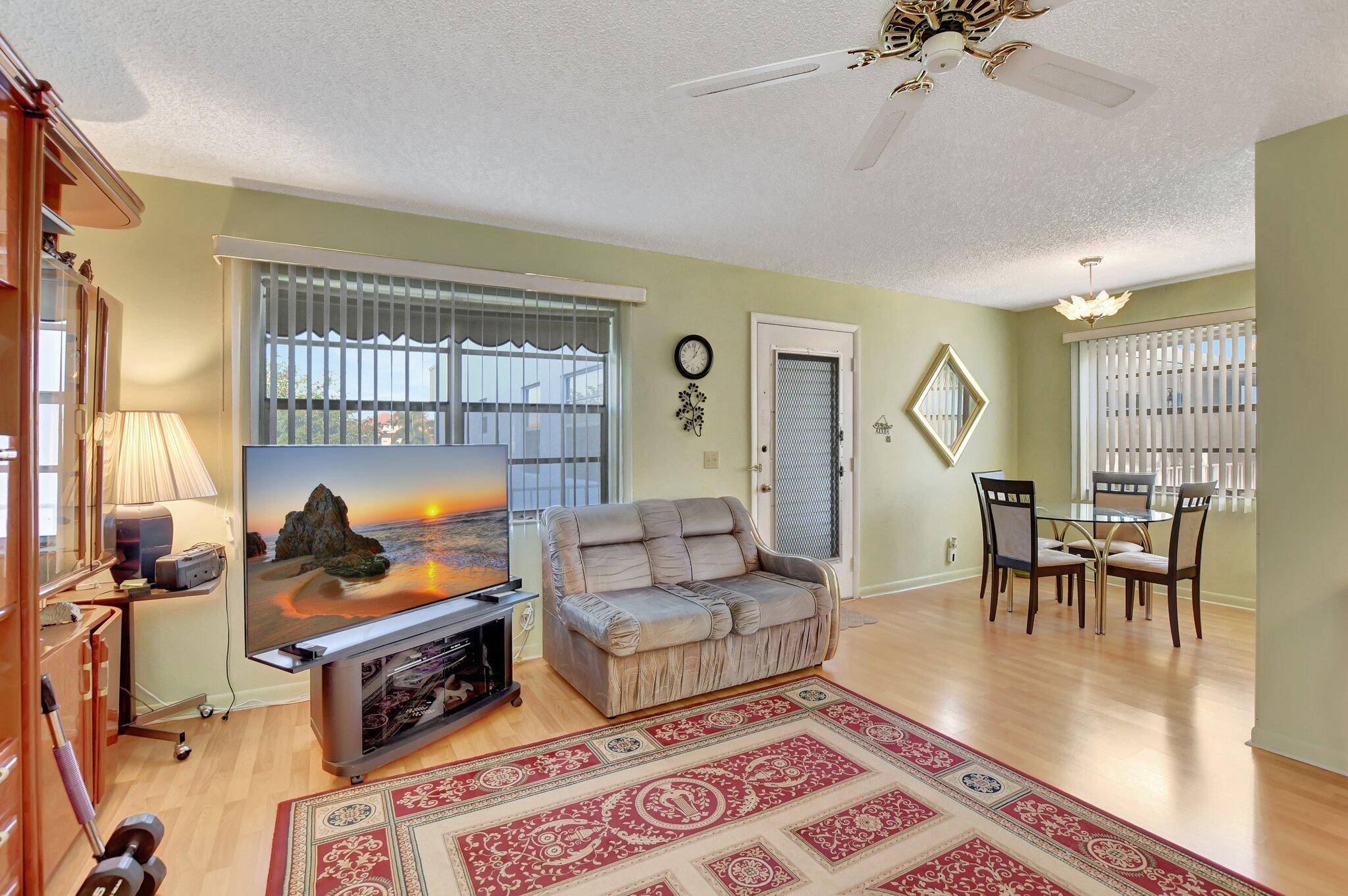 Don't miss the opportunity to live in this welcoming furnished apartment !