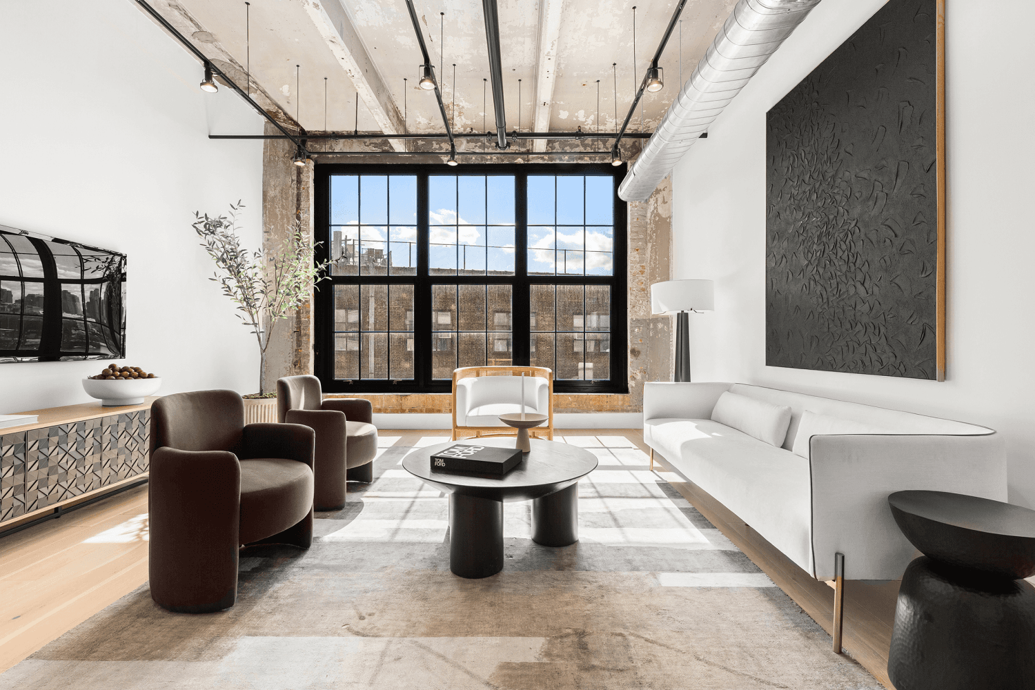 MASSIVE ALCOVE LOFT ! Experience a luxurious rental lifestyle in one of the city's most desirable waterfront neighborhoods in this impeccably crafted 1 bathroom alcove studio at Williamsburg Lofts.
