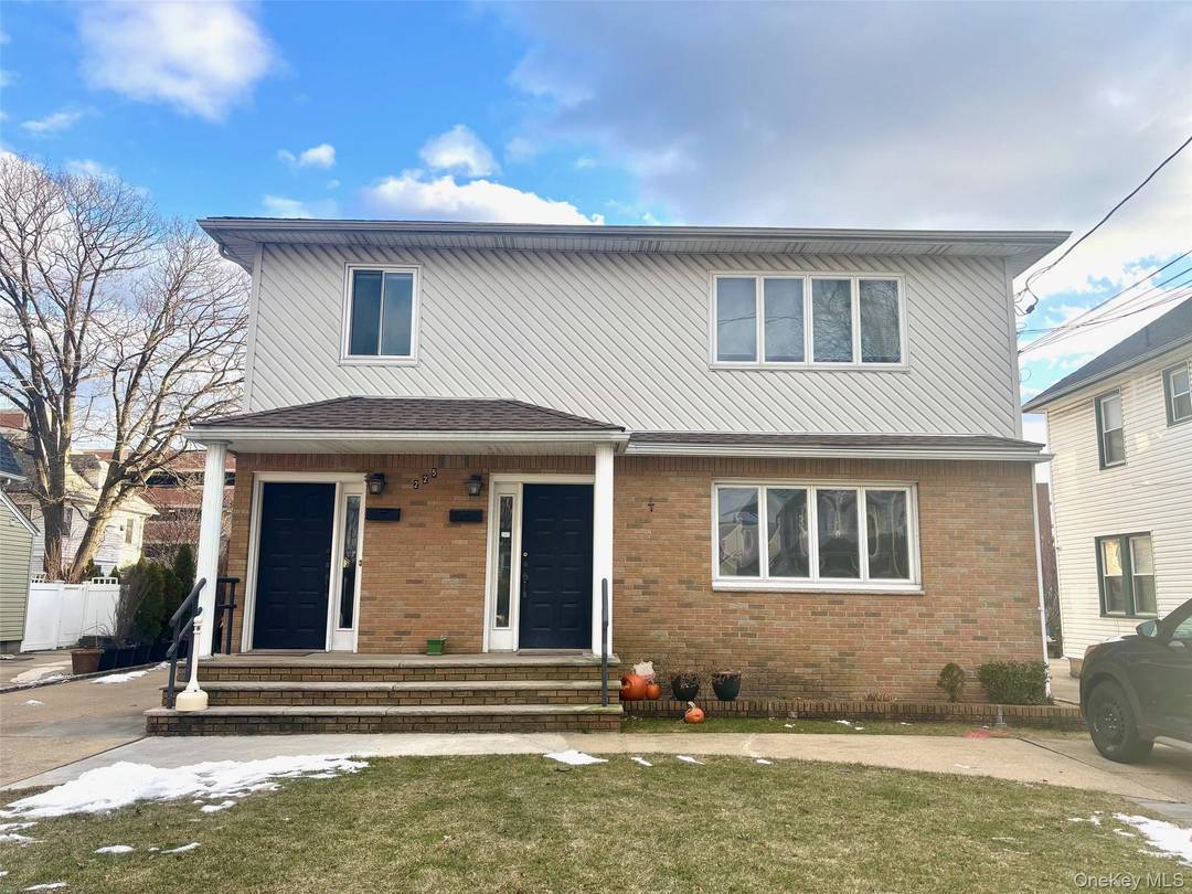 NEWLY RENOVATED FIRST FLOOR APARTMENT for Rent !