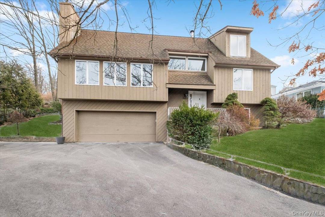 This Contemporary style home offers a bright, open layout with generous natural light, vaulted ceilings, and panoramic views.