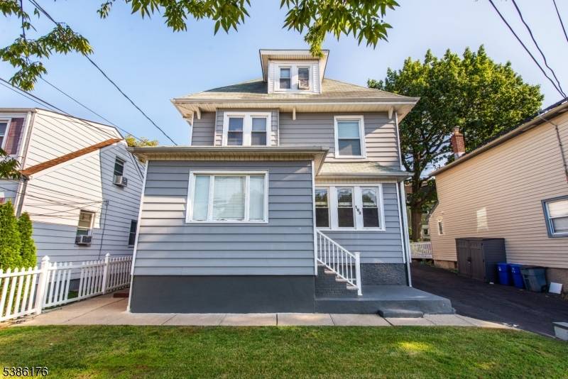 Your next investment property or house hack awaits on a quaint, well located block in Bloomfield.