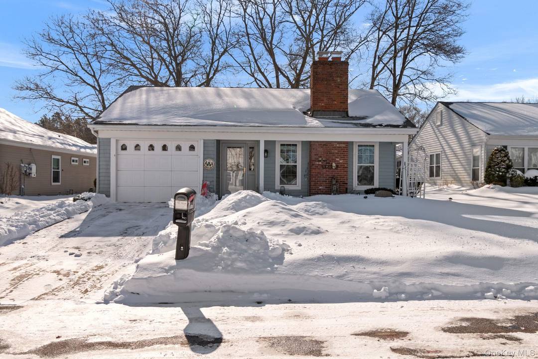 Welcome to easy, low maintenance living in the highly desirable 55 Leisure Knoll community.