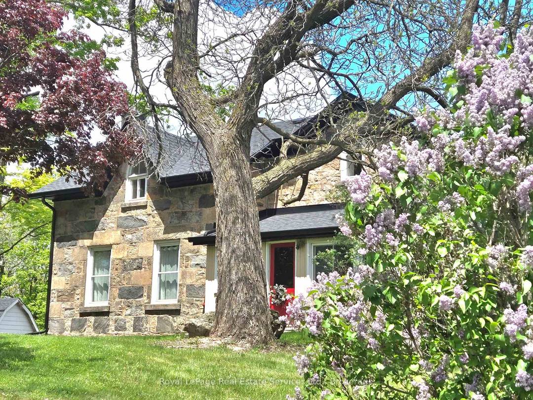 34 Acres approx, fibre optics internet now hooked up, walk to Farm Boy, walk in clinics, Shoppers Drug Mart, Longo's, Starbucks and great restaurants.