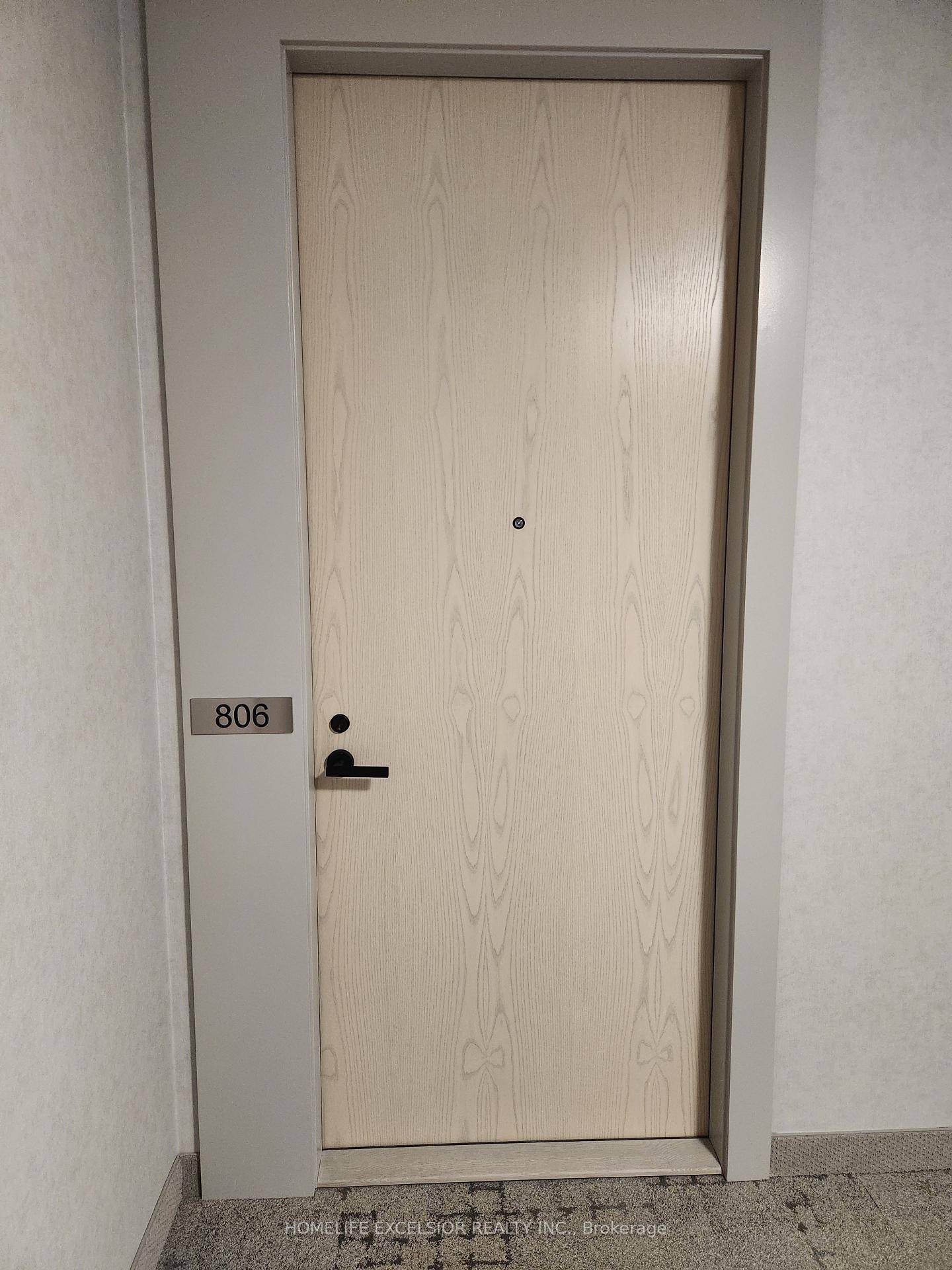 Brand new 2 bedroom corner unit 10 ft ceiling with unobstructed views.