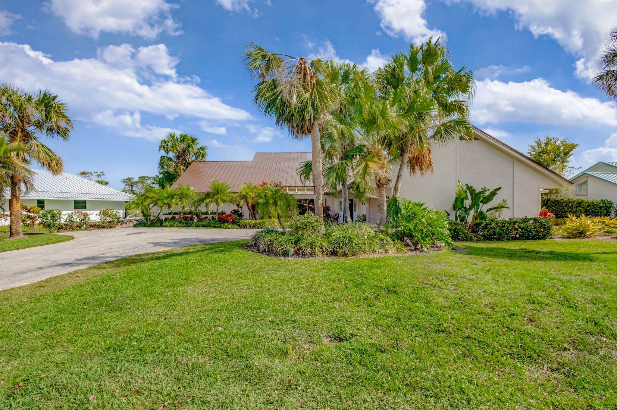 Perfect seasonal or year round living, join the lifestyle at the prestigious Mariner Sands Country Club.