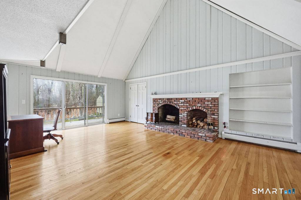 Beautiful expansive colonial style home in one of Glastonbury's established neighborhoods, easy access to Hebron Avenue Elementary School, one of the most popular schools in town.