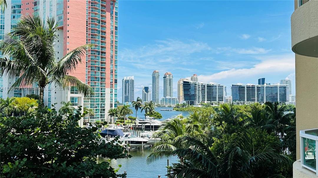 Experience luxury living at Aventura Marina !