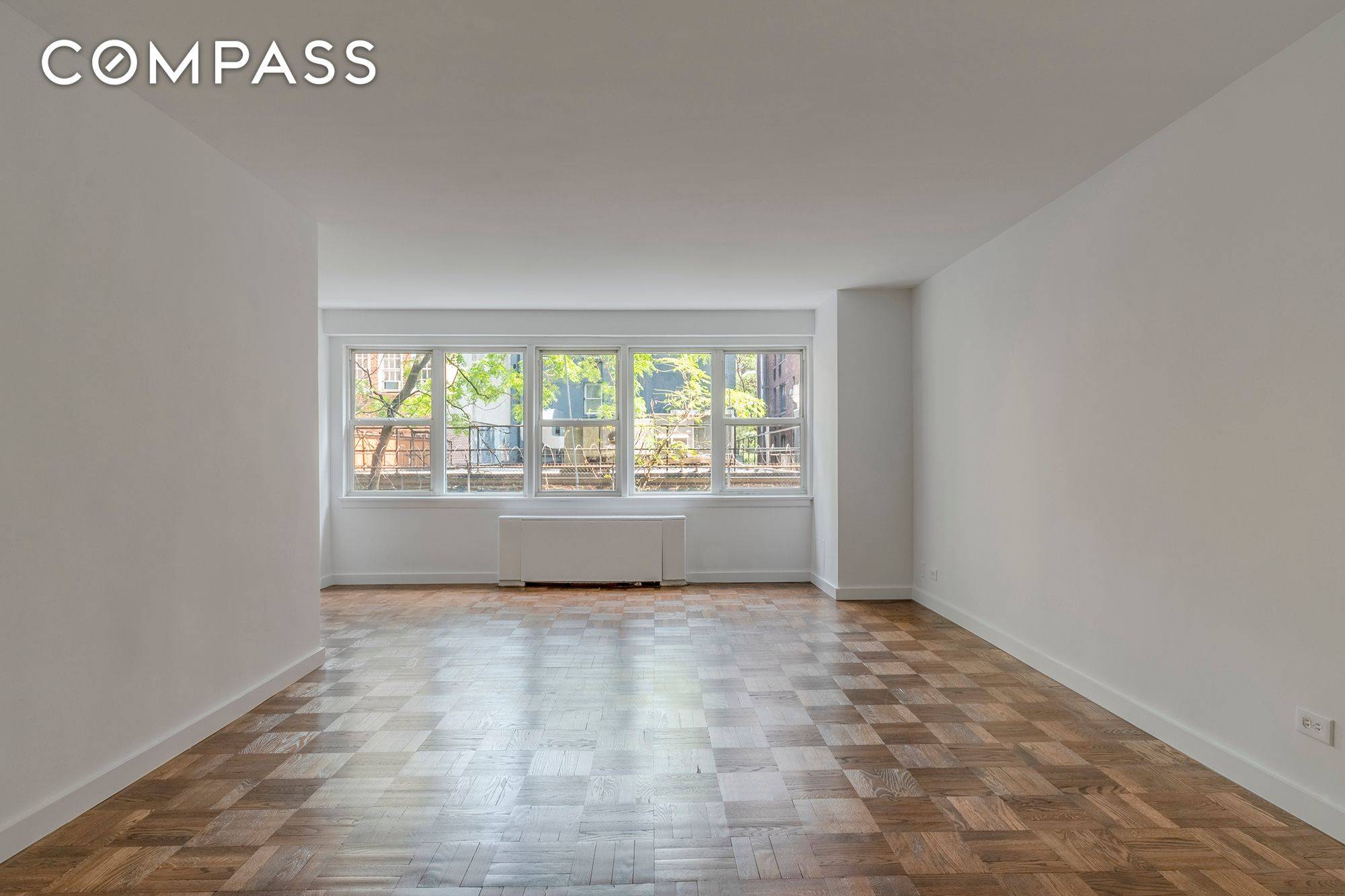 This estate sale features an alcove studio with breathtaking views and a spacious living area !