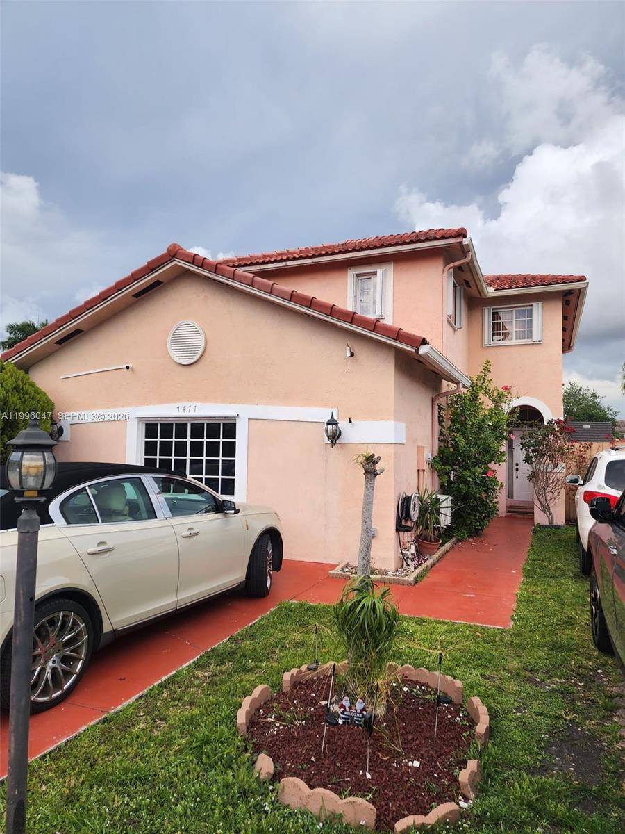 Beautifully home located in the gated community of Turtle Run in Non incorparated area next tyo Miami Lakes.