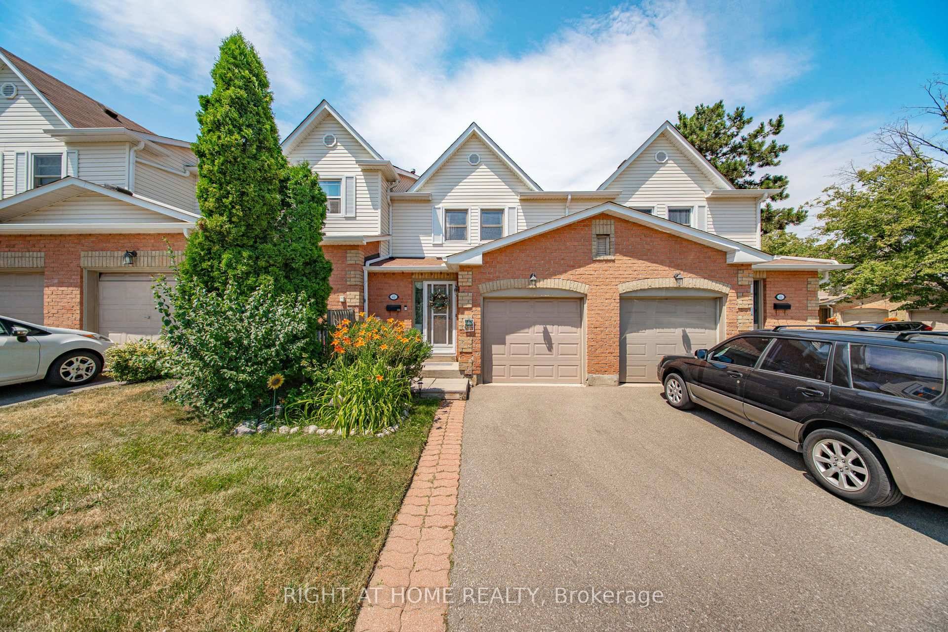 Recently Renovated Executive Townhome In Desirable Sheridan Homelands.