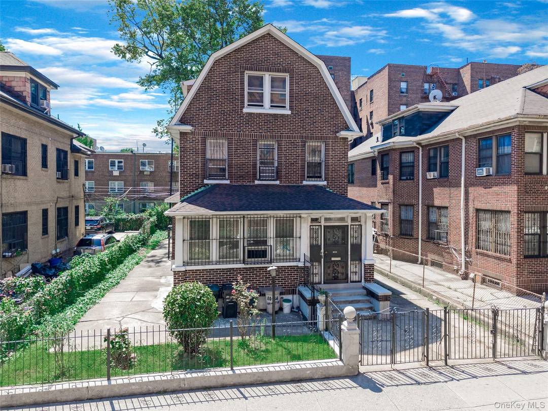 3 Family in the heart of Elmhurst.