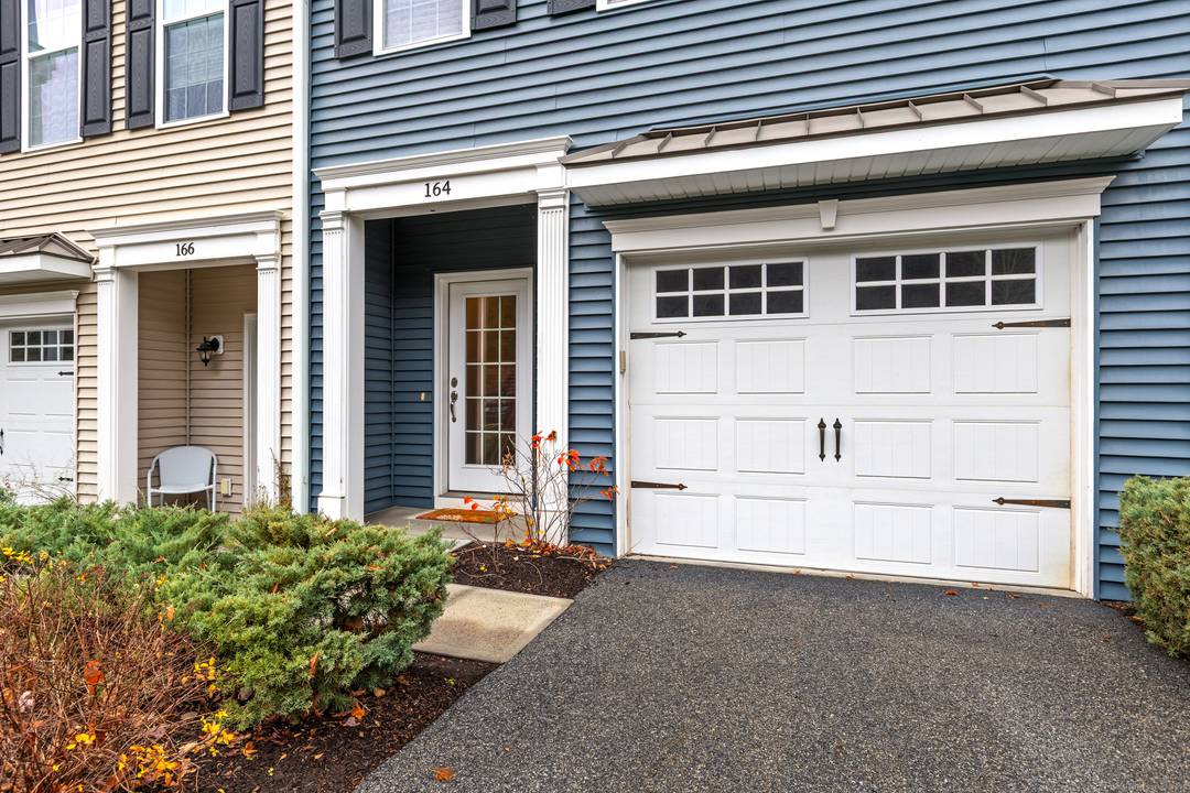 Discover Luxurious Living in Rivington Your Dream 3 Bedroom Townhouse Awaits !