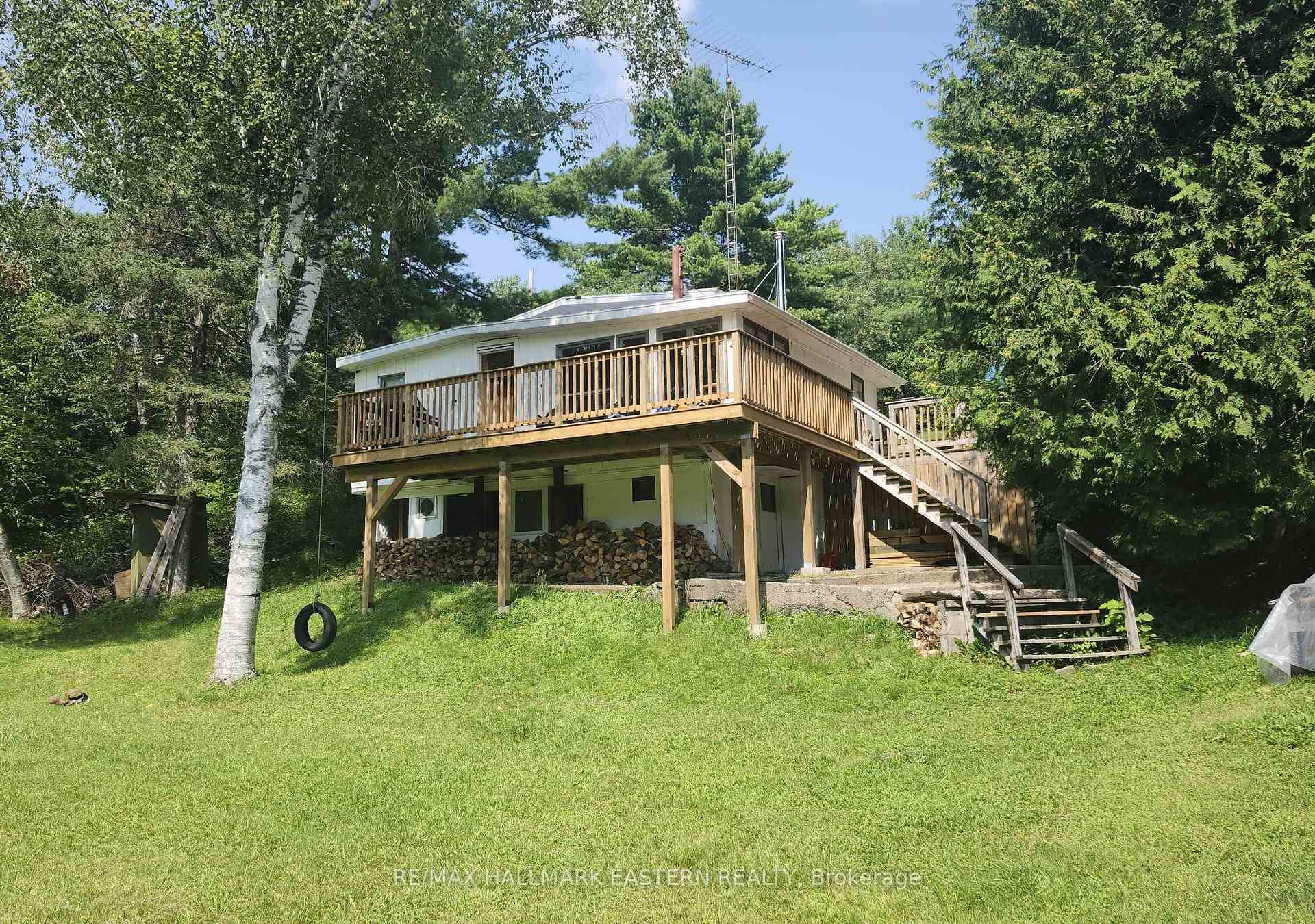 Attention water lovers and fishermen This lovely 4 bedroom, 2 bathroom cottage is located within a short walk to a large public beach and public boat launch on Chandos Lake.