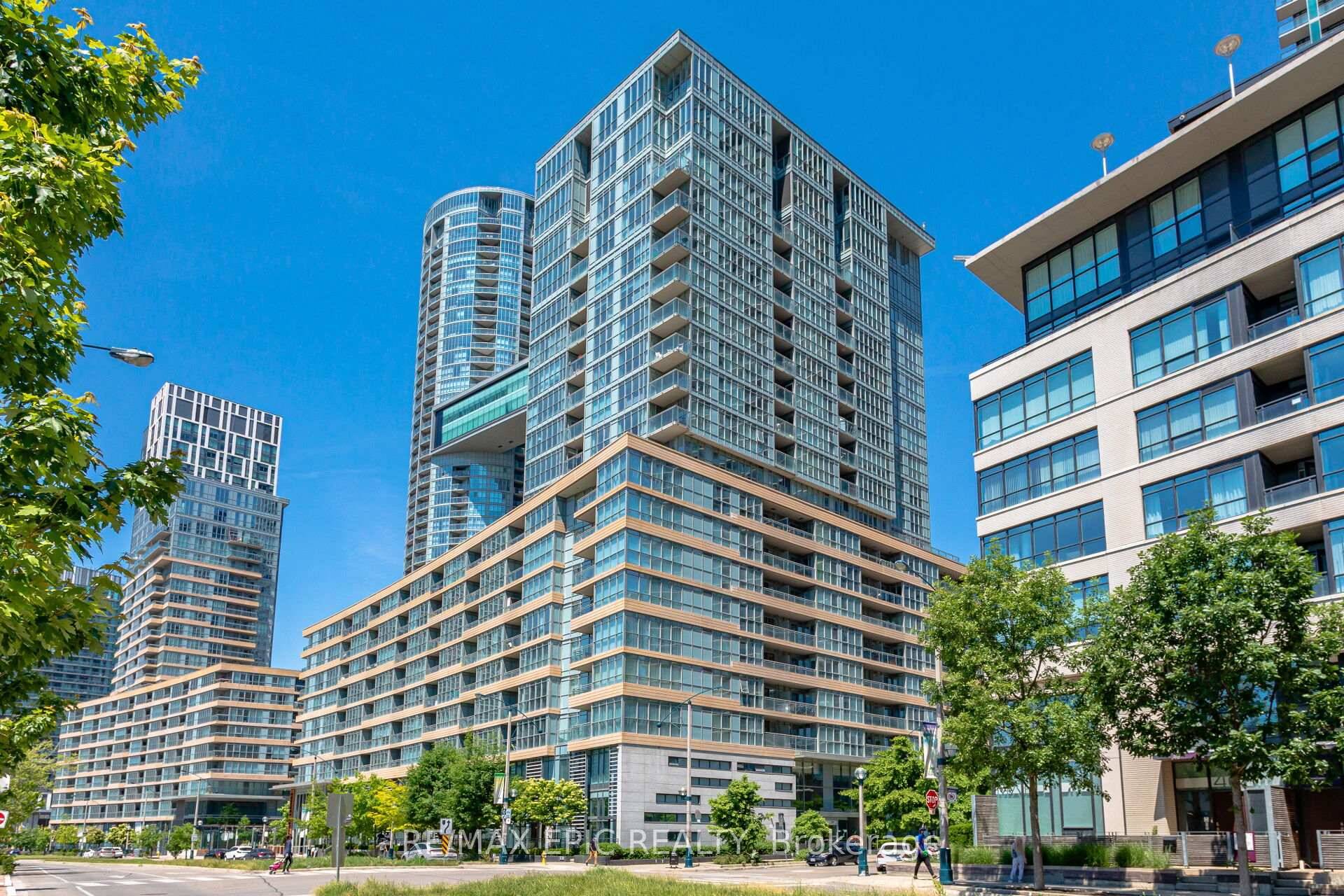Excellent Waterfront Location At Parade One Functional Layout, Gorgeous Views To Park amp ; Lake On Higher Floor, Close To Park, Transit, New School amp ; Community Centre, Shops, Banks, ...