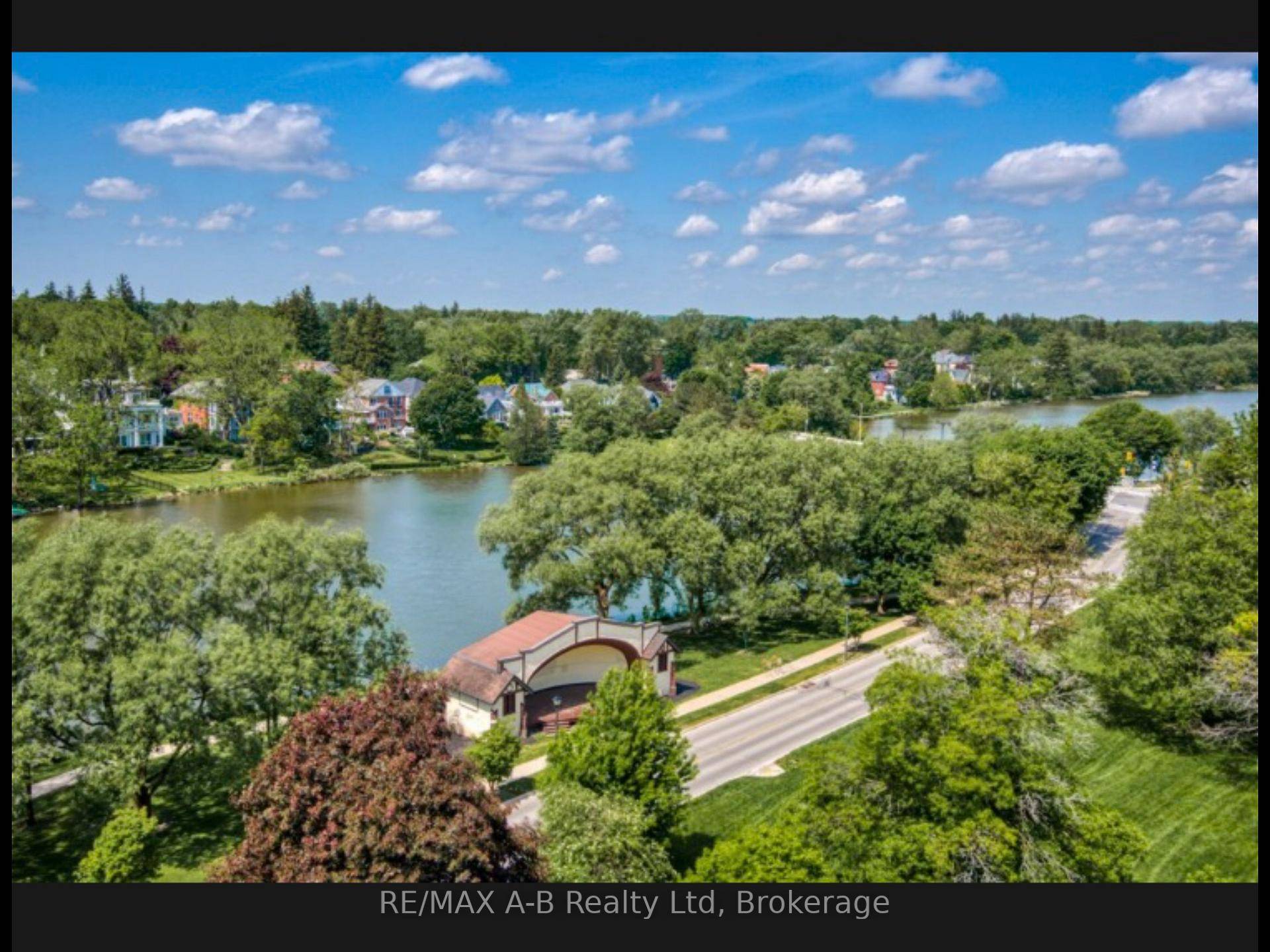 Great 2 bedroom, 2 bathroom condo in beautiful downtown Stratford overlooking Lake Victoria.