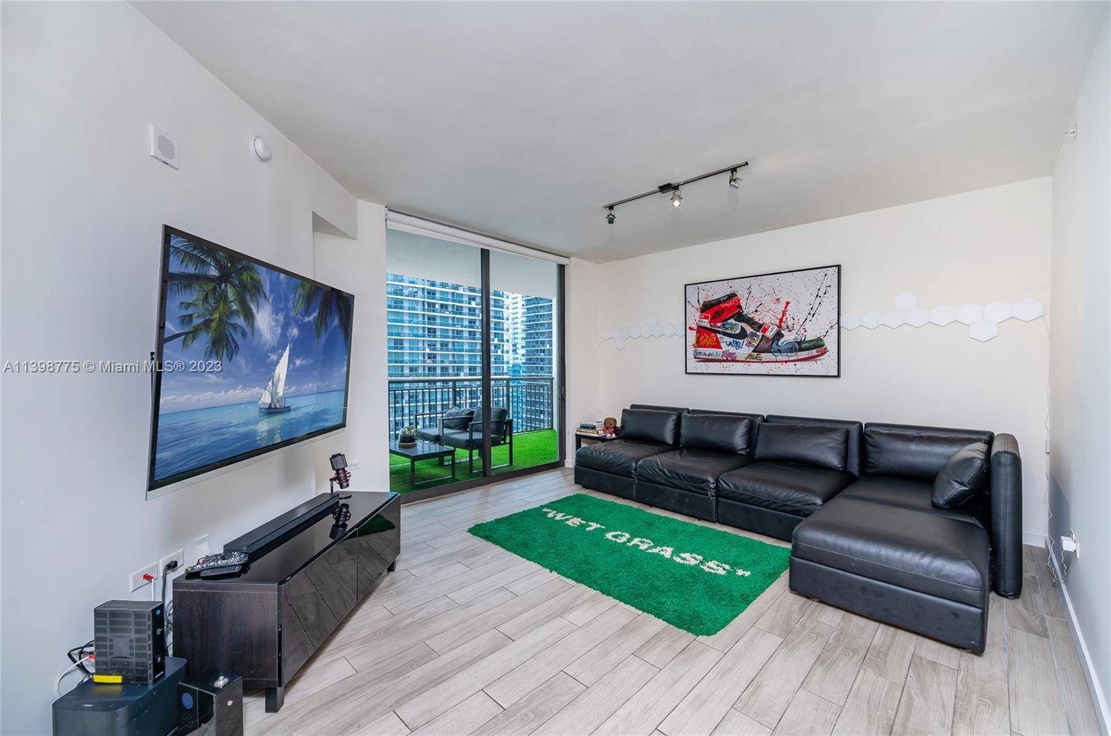 Enjoy the pleasure of living in the heart of Brickell !