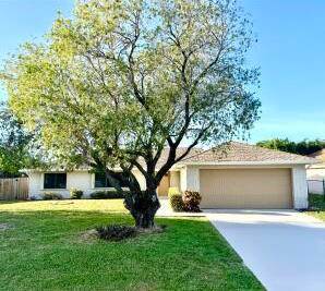 3 2 2 CBS HOME LOCATED IN A QUIET NEIGHBORHOOD, LOCATION, LOCATION, LOCATION !