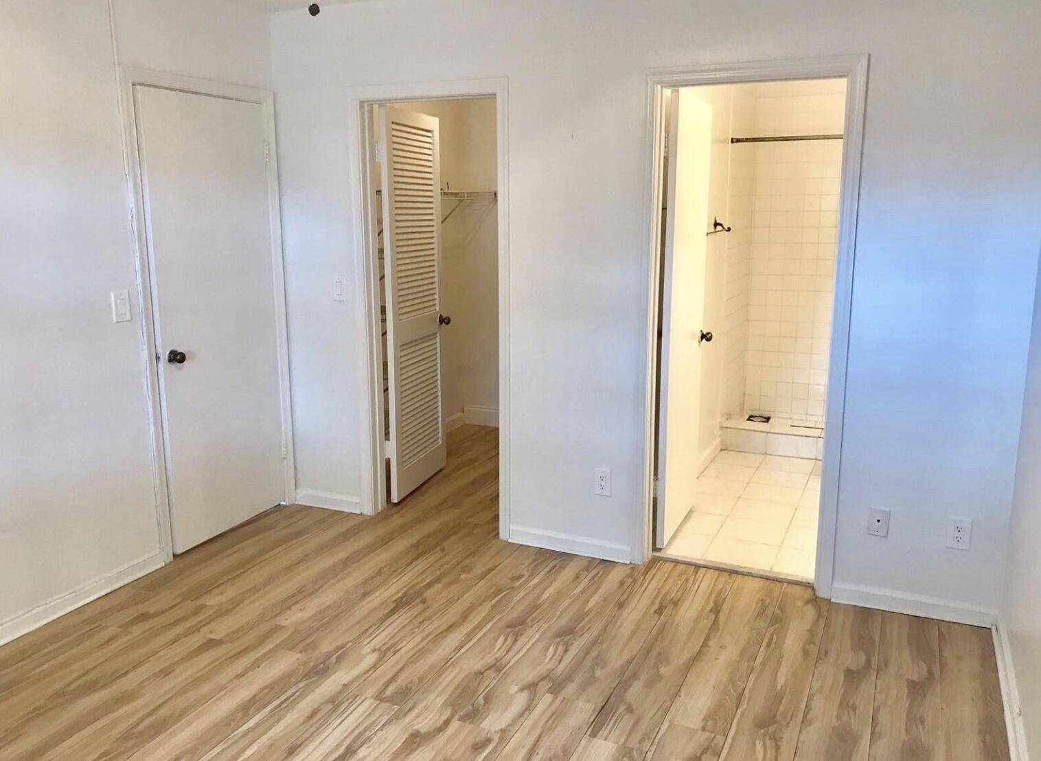 Updated, 2 2 condo w spacious, split floor plan.