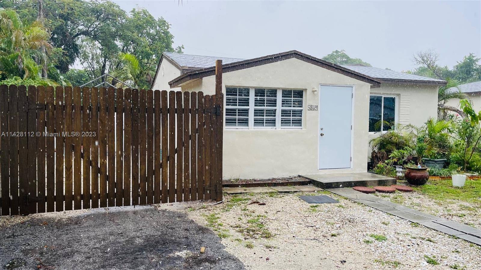 LOCATION LOCATION INVESTMENT OPPORTUNITY IN A GREAT LOCATION Great downtown investment opportunity, great location near airport beach One single family 2 bedroom 1 bath, Currently being used as rental housing.