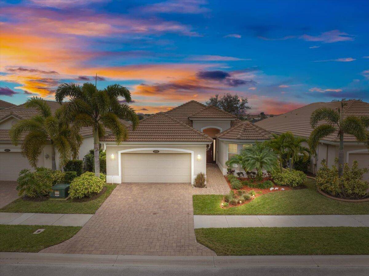An Exquisite Fusion of Luxury and Livability !