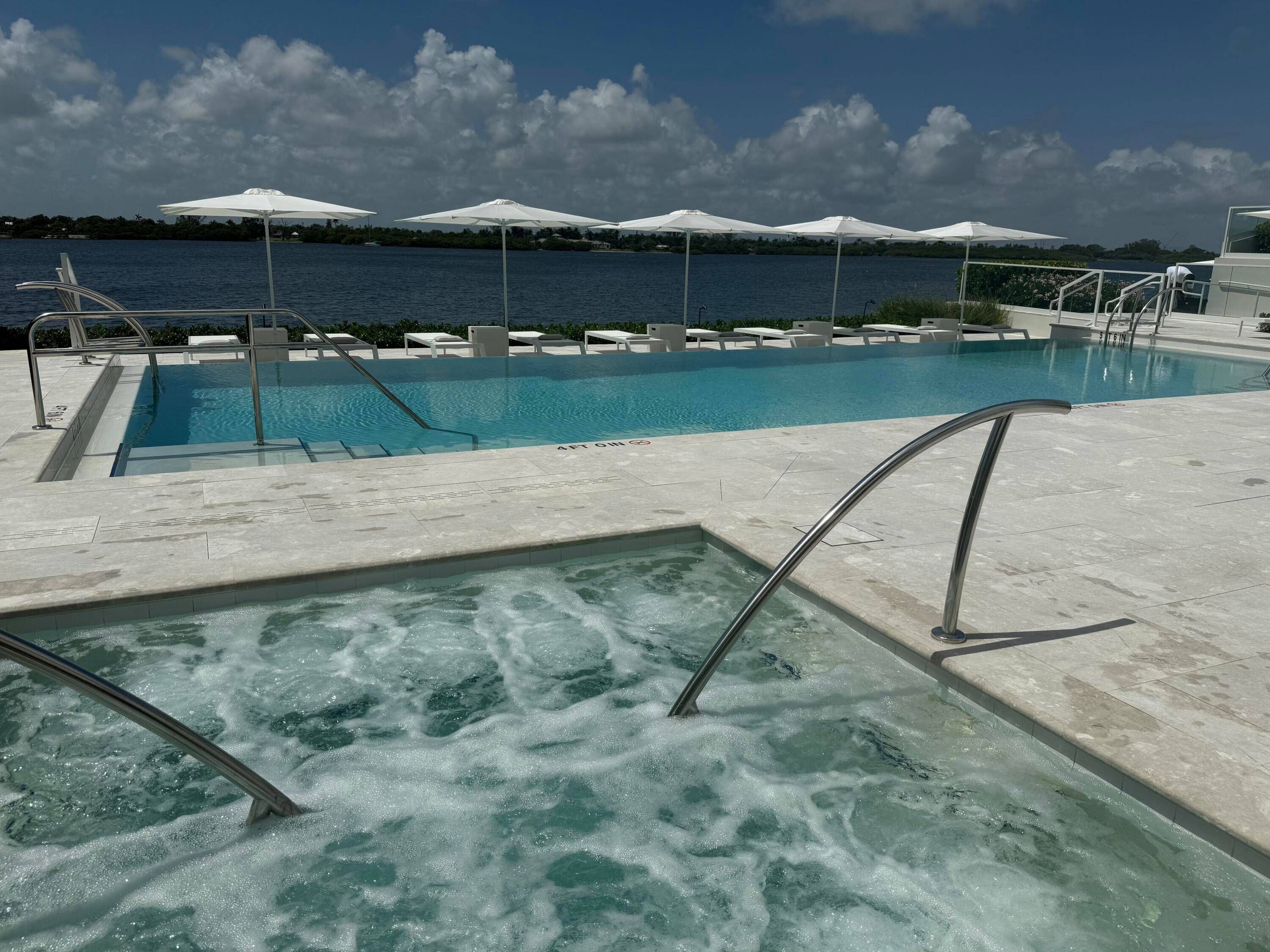 BEAUTIFUL WATER VIEWS FROM ALL ROOMS !
