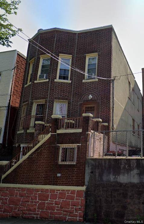 6 Bedrooms, 1 Bathroom 3rd FL Apt For Rent.