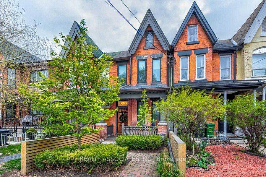 Charming Victorian Home in Beaconsfield Village !