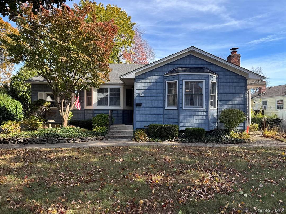 Charming Split Level In Kings Park !