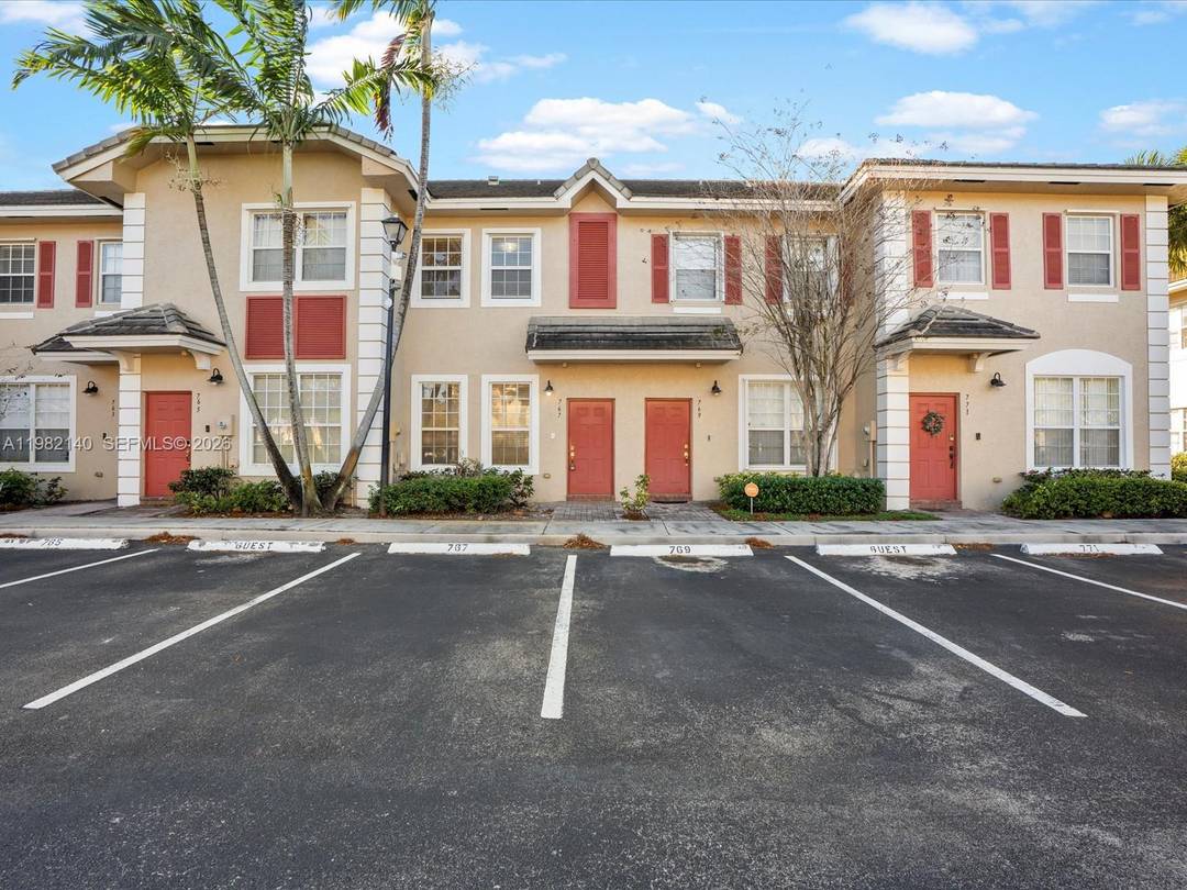Beautiful 2 bedroom, 2. 5 bathroom townhouse located in the desirable Park Place community in Plantation.