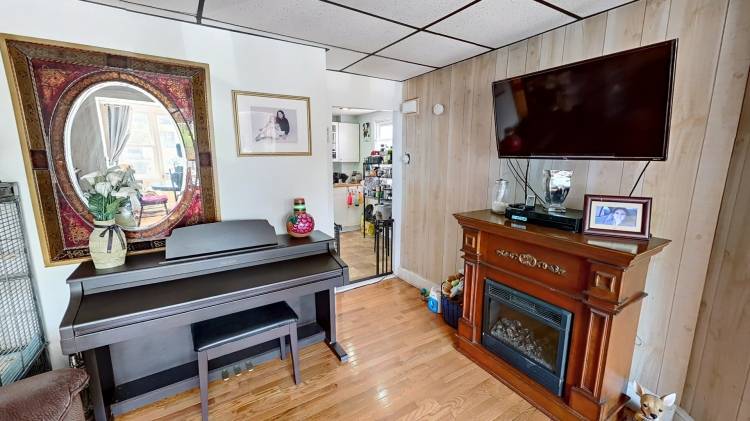 This one family home consist of a 2 bedroom duplex 1 bathroom.