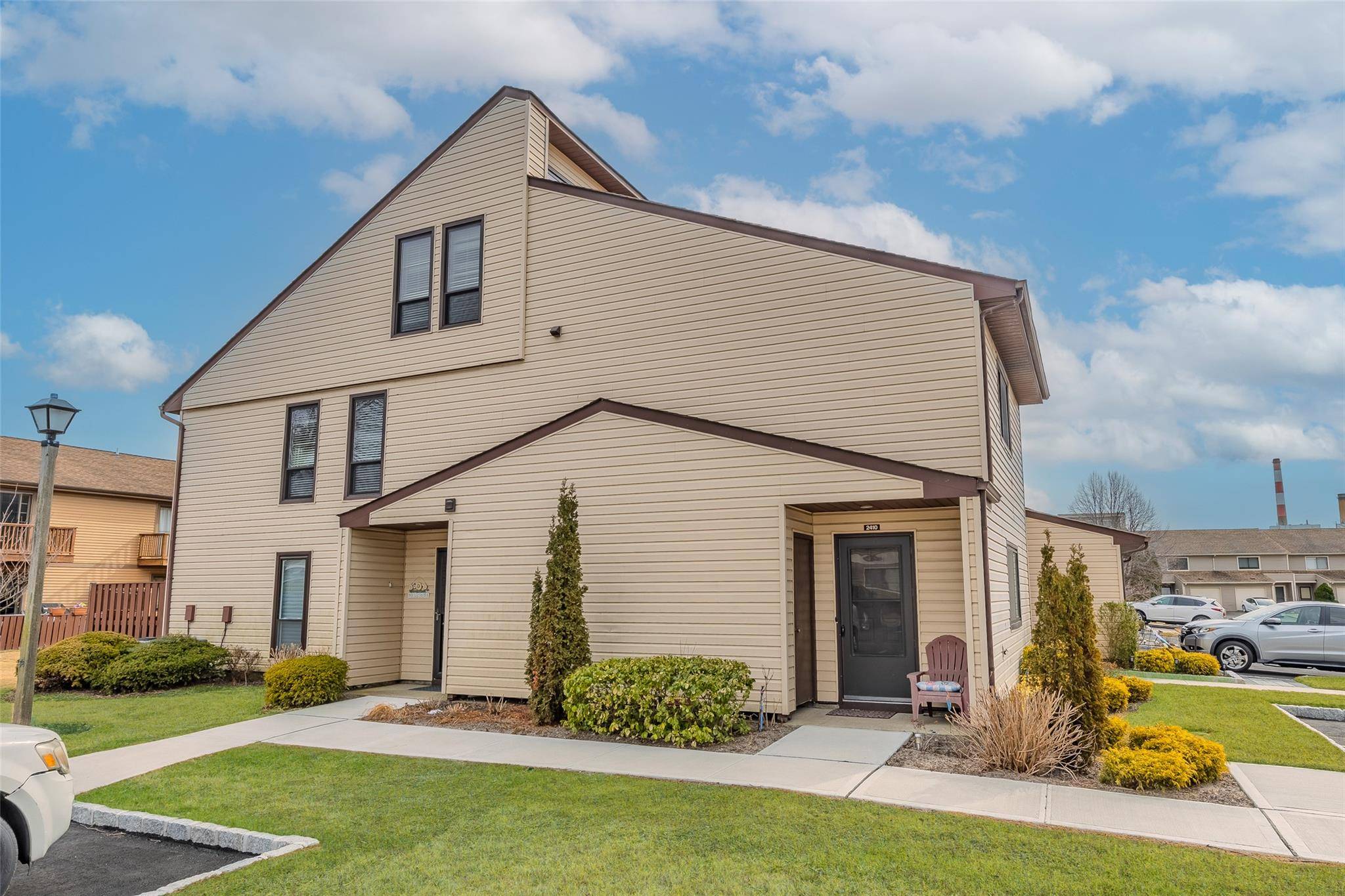 Introducing Daly Blvd A rare find corner loft style Co op with water views exudes great natural sunlight with more windows and space for your desired living !