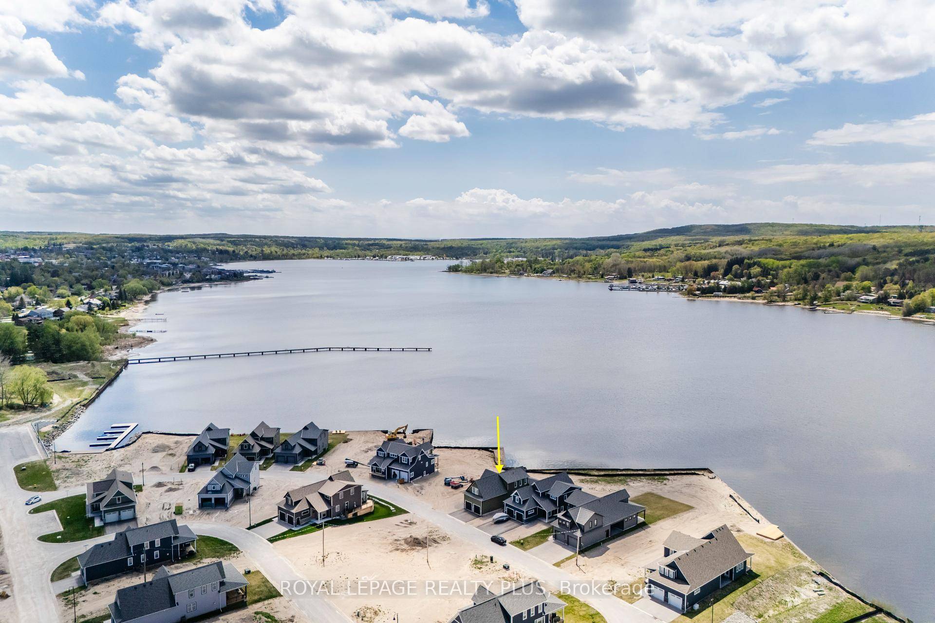 Waterfront ! Short term executive rental.