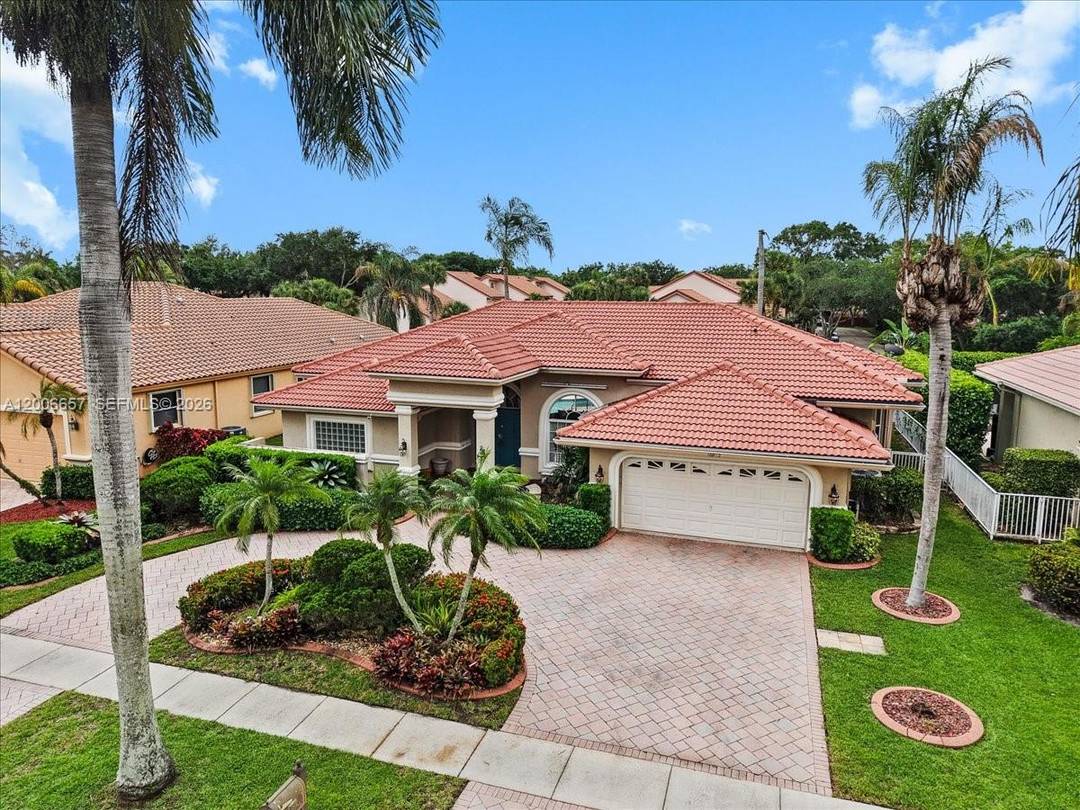 SPECTACULAR HOME IN THE PRESTIGIOUS WESTPORT COMMUNITY !