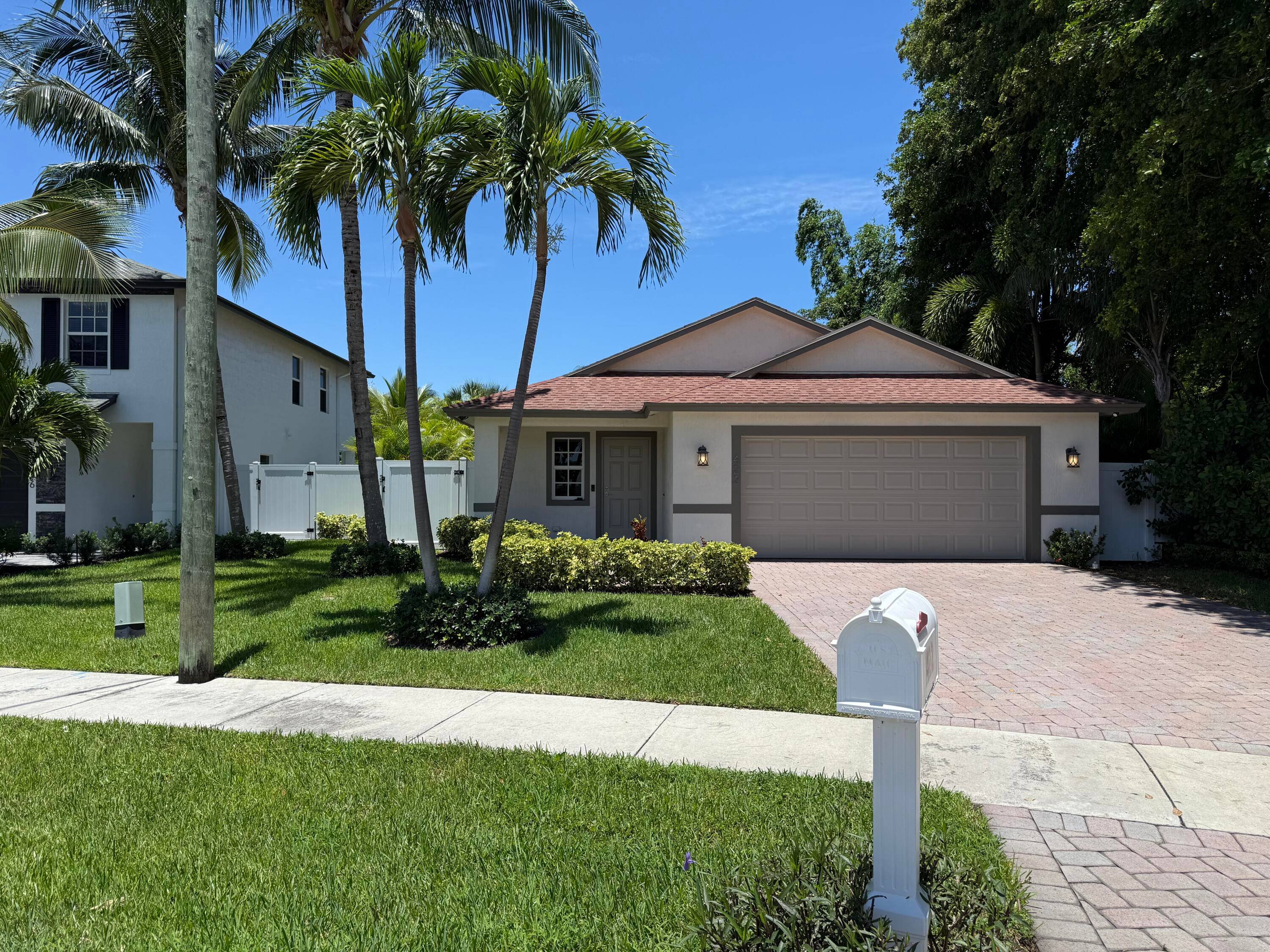 WELCOME TO A HIDDEN GEM, LUCKY LANE, A SEMI PRIVATE CUL DE SAC STREET LINED WITH RECENTLY BUILT BRAND NEW HOMES 1M AND ACROSS FROM POINT PARK.