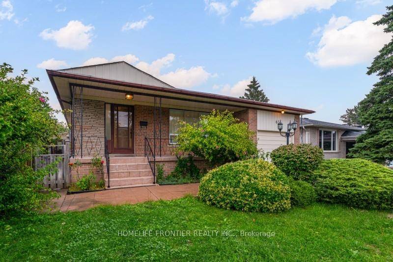 Fully Renovated Modern 3 bedroom Bungalow in the Heart of Thornhill !