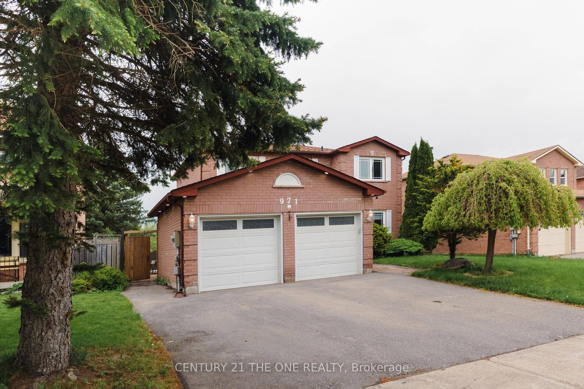 Welcome to this absolutely stunning detached home situated on a premium 50x112 ft ravine lot in the highly sought after Leslie Valley.