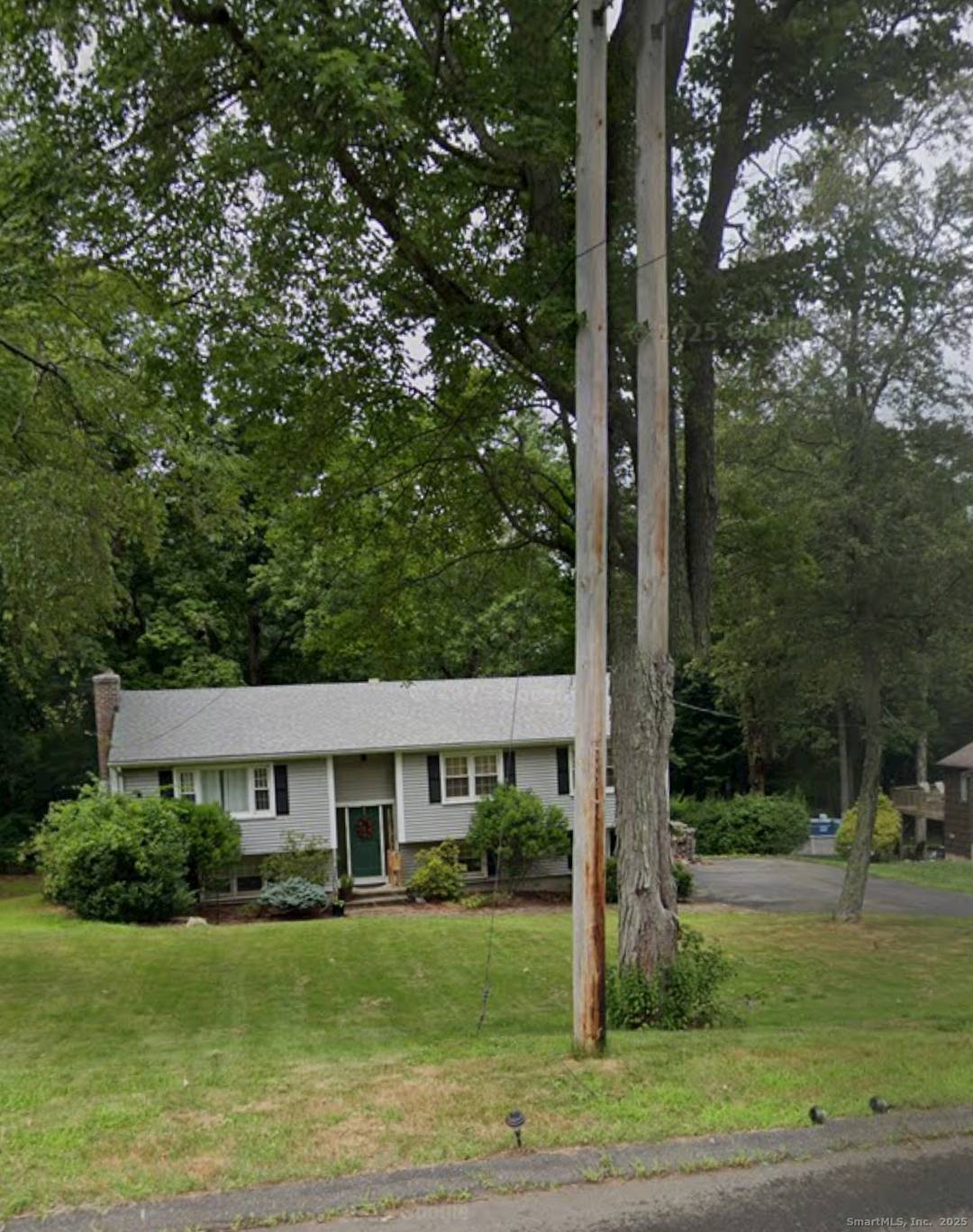 Welcome to 142 Eramo Terrace, located in the lovely Mount Carmel neighborhood.