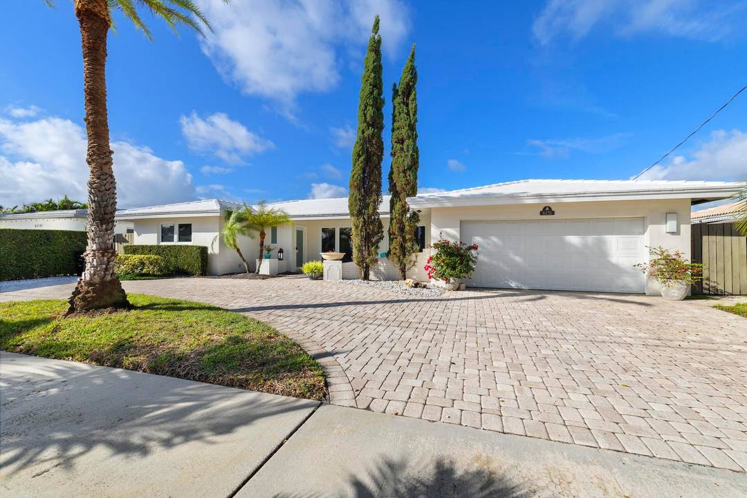 Welcome to your seasonal South Florida escape where boating, sunshine, and simplicity come together just minutes from the heart of Fort Lauderdale.