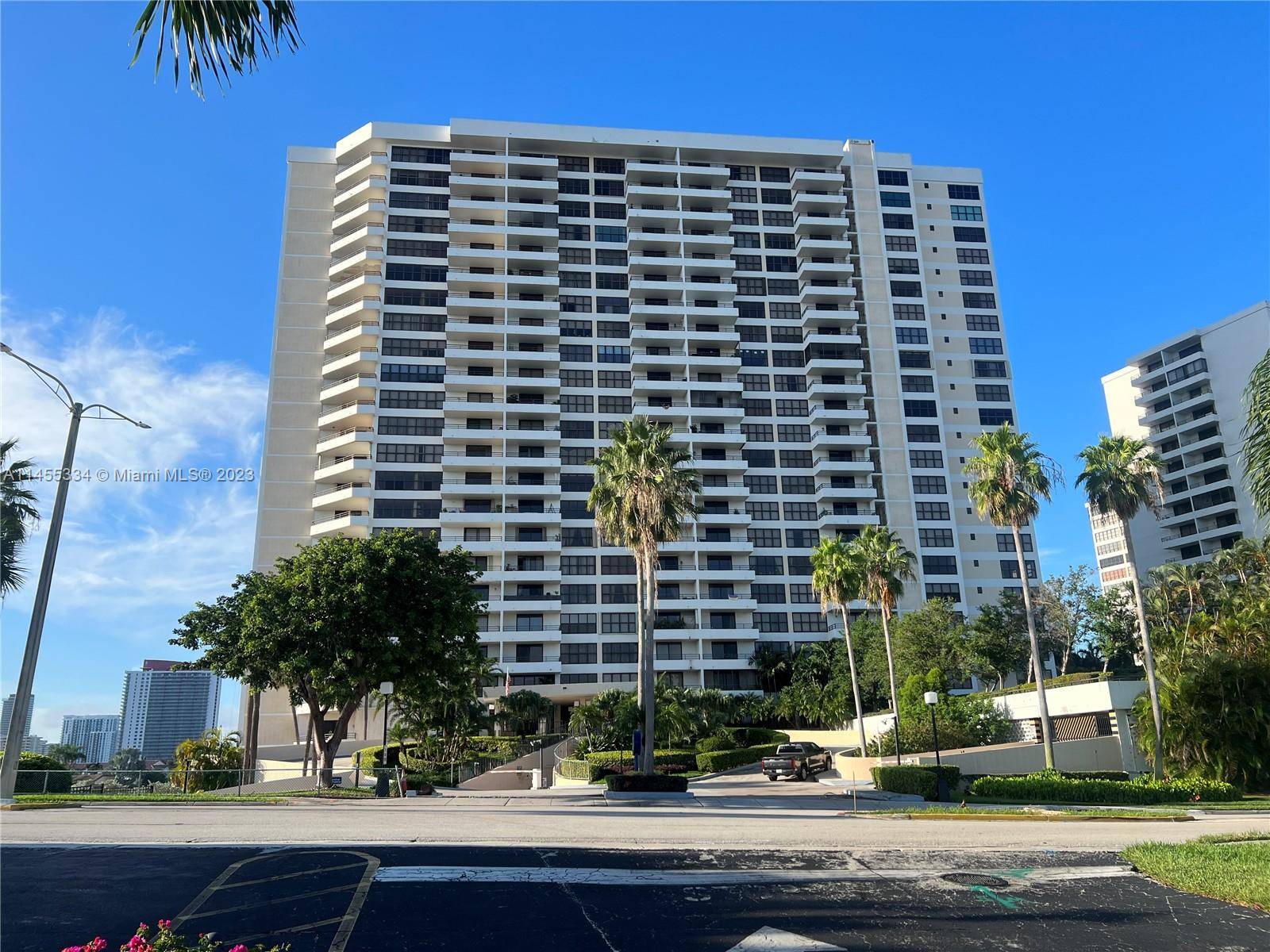 MILLION DOLLAR VIEWS OVERLOOKING THE INTRACOASTAL, MARINA LUSHLY LANDSCAPED POOL GARDENS.