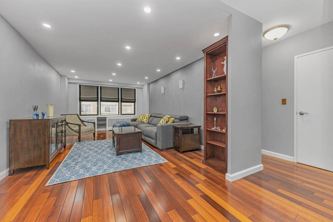 Apartment Move right into this renovated one bedroom at The Leslie House in Midtown East.
