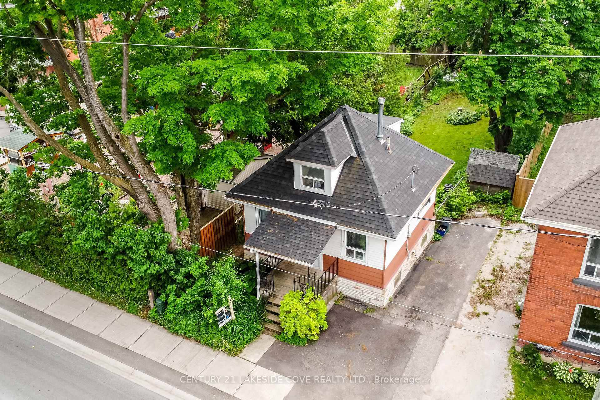 Welcome to this cute and cozy home located in Orillia's West Ward neighbourhood.