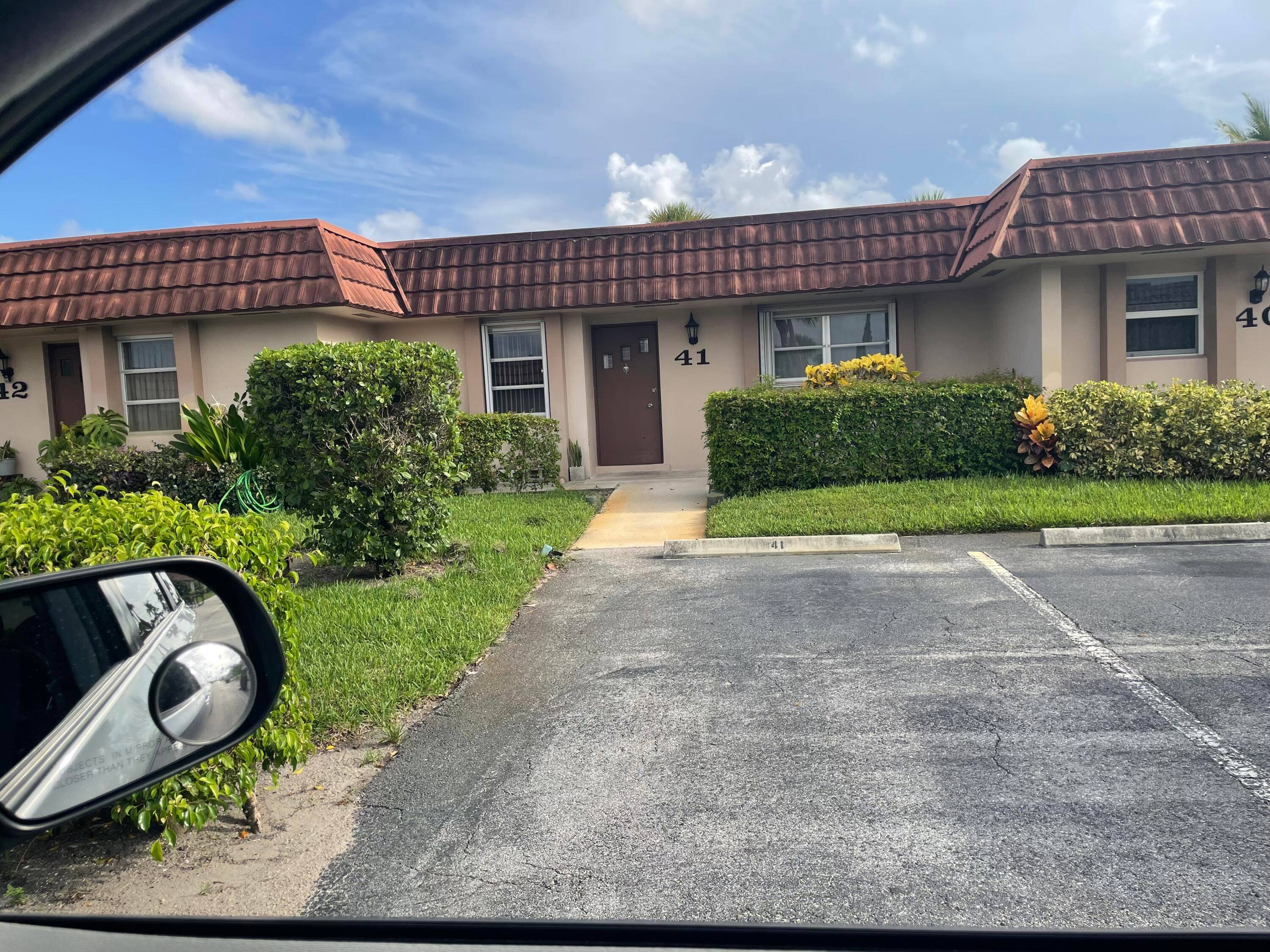 Comfortable 2 bedrooms 2 baths apartment is in 55 Community, perfect location.