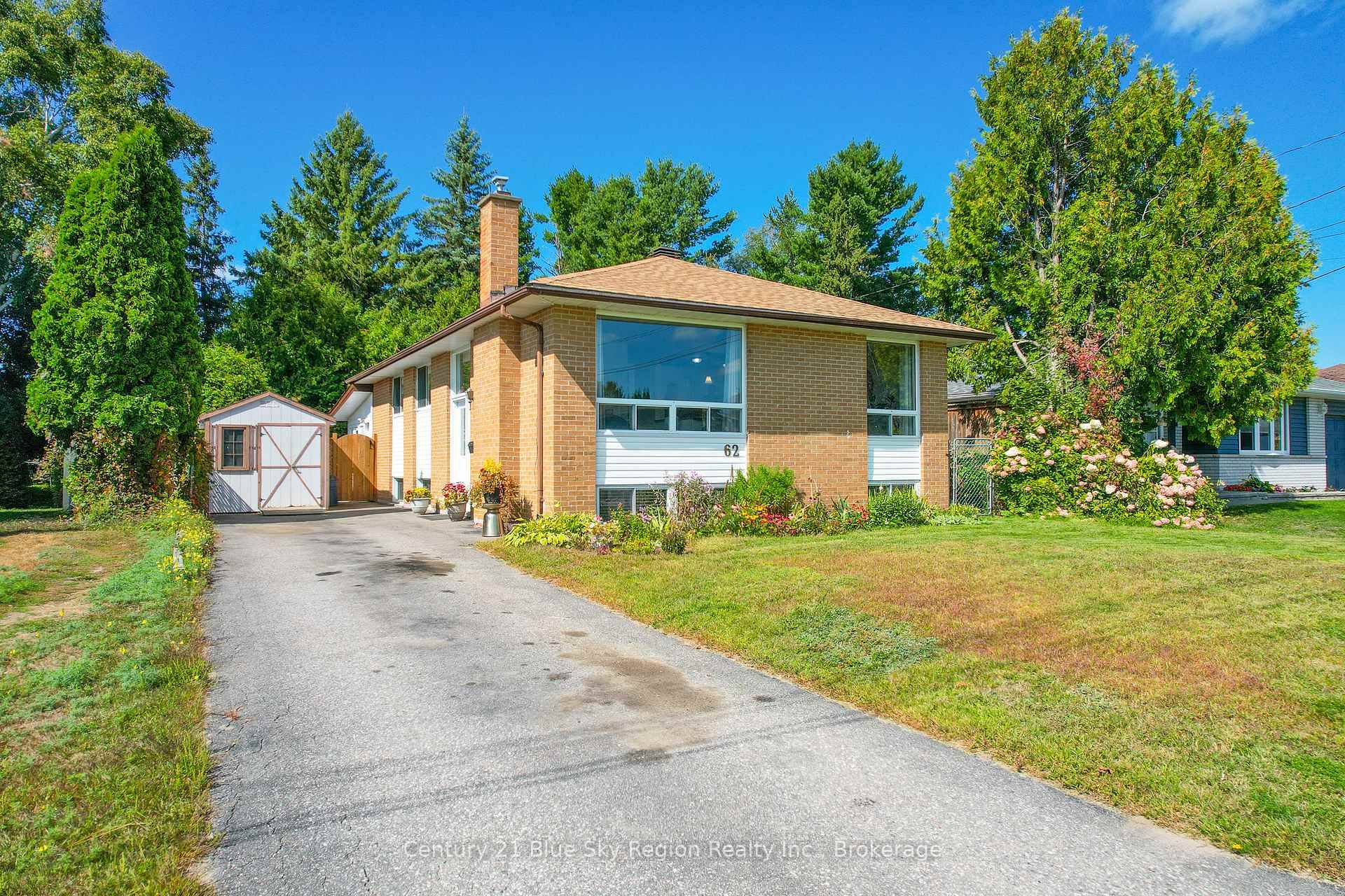 A home for all seasons ! In fantastic Ferris close to beach, biking trails, schools and park, this move in ready bungalow features main floor open concept light bright living ...