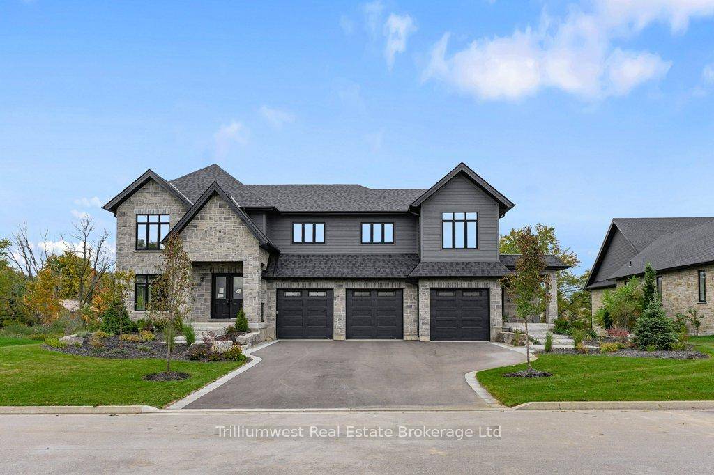 Custom Estate Home on a Quiet Cul de Sac in MorristonDiscover refined country living in this stunning custom built estate home, perfectly situated on a quiet cul de sac of ...