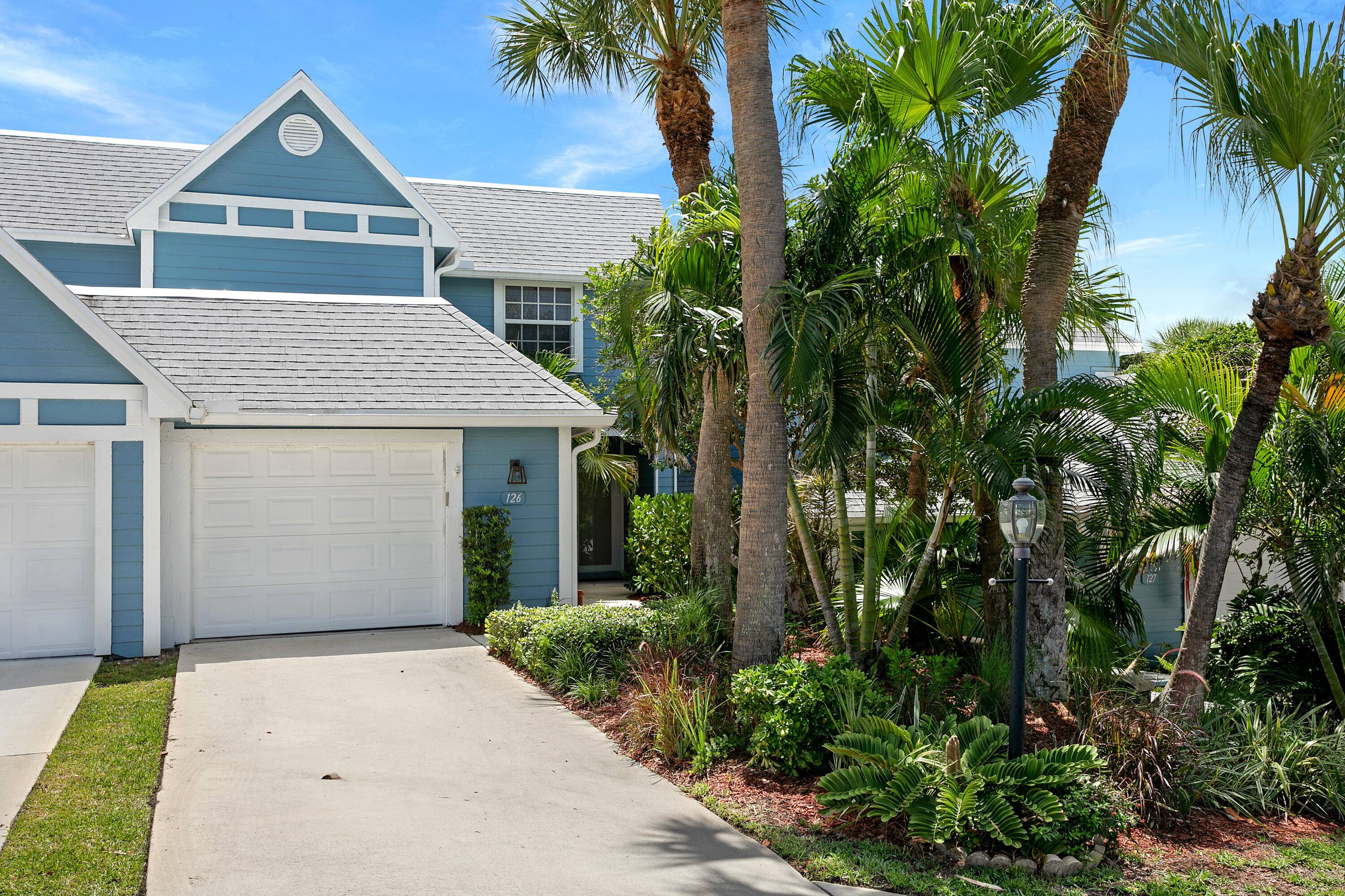 Beautiful updated 3BR 2. 5 BA townhouse for Rent in a highly desirable area close to the Ocean.
